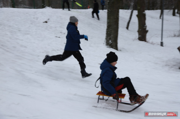 Гірки, санчата й дитячий сміх: фоторепортаж у Вінниці