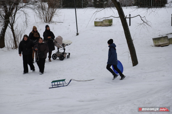 Гірки, санчата й дитячий сміх: фоторепортаж у Вінниці