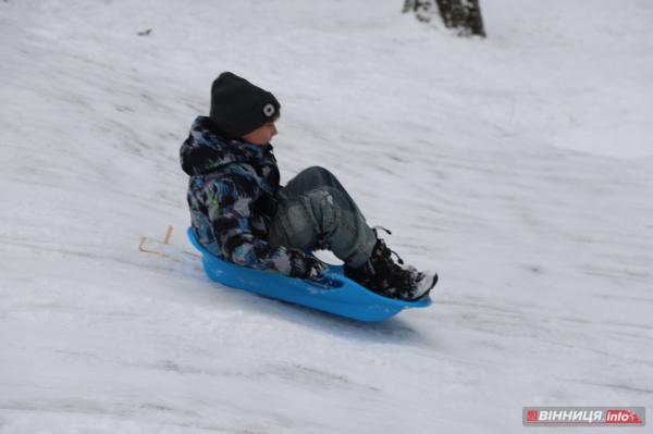 Гірки, санчата й дитячий сміх: фоторепортаж у Вінниці