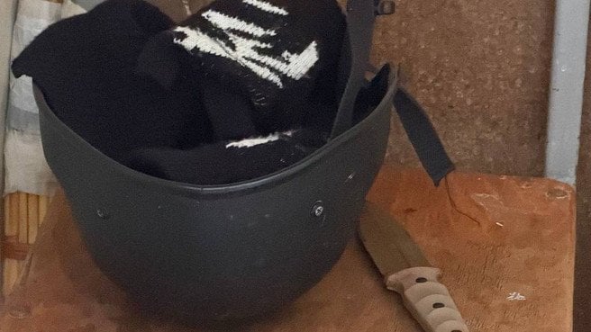 Після скоєного нападник залишив клас і в туалеті завдав собі ножових поранень у ділянці руки та живота.