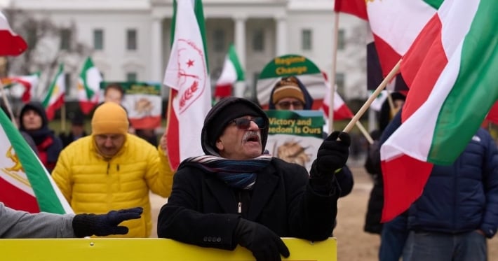 В Иране продолжаются протесты: демонстранты подожгли военную базу