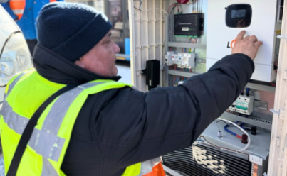 Як у Вінниці генератором заряджають світлофори під час блекаутів