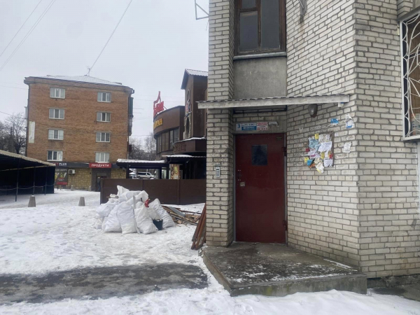 У Вінниці &laquo;спіймали&raquo; чоловіка, що складав вікна і будівельні відходи у дворі