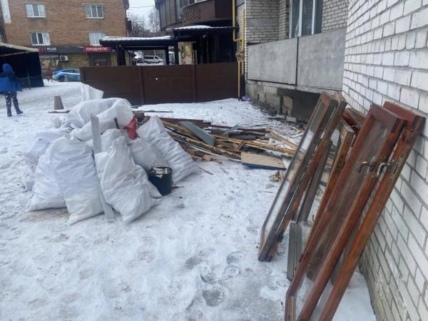 У Вінниці &laquo;спіймали&raquo; чоловіка, що складав вікна і будівельні відходи у дворі