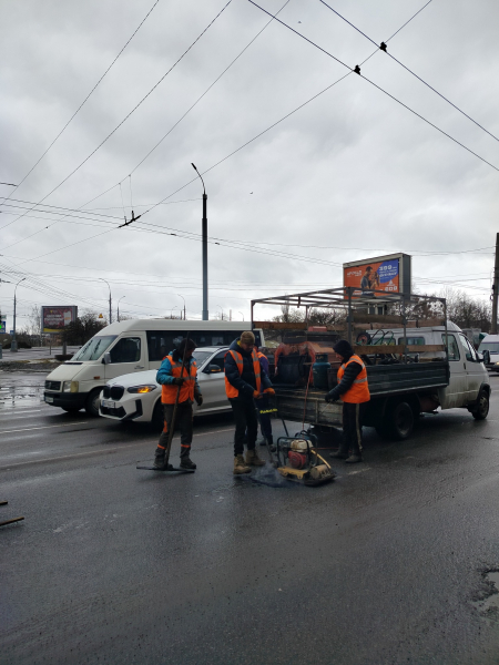 Асфальт на дорогах зійшов разом зі снігом: у Вінниці &laquo;латають&raquo; ями