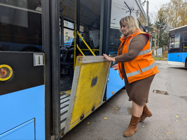 Водійка тролейбуса з Луганська возить пасажирів у Вінниці