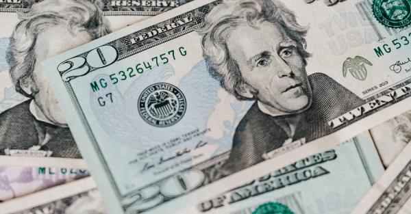 Долар у лютому: чи варто готуватися до нових курсових стрибків