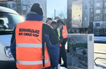 Як у Вінниці генератором заряджають світлофори під час блекаутів
