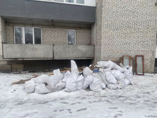 У Вінниці &laquo;спіймали&raquo; чоловіка, що складав вікна і будівельні відходи у дворі