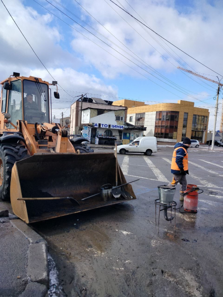 Асфальт на дорогах зійшов разом зі снігом: у Вінниці &laquo;латають&raquo; ями
