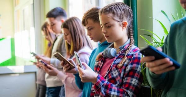 Обмеження доступу дітей до соцмереж: Україна придивляється до досвіду Франції та США