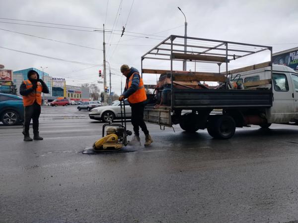Асфальт на дорогах зійшов разом зі снігом: у Вінниці &laquo;латають&raquo; ями