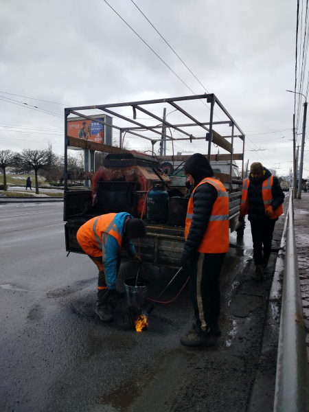 Асфальт на дорогах зійшов разом зі снігом: у Вінниці &laquo;латають&raquo; ями