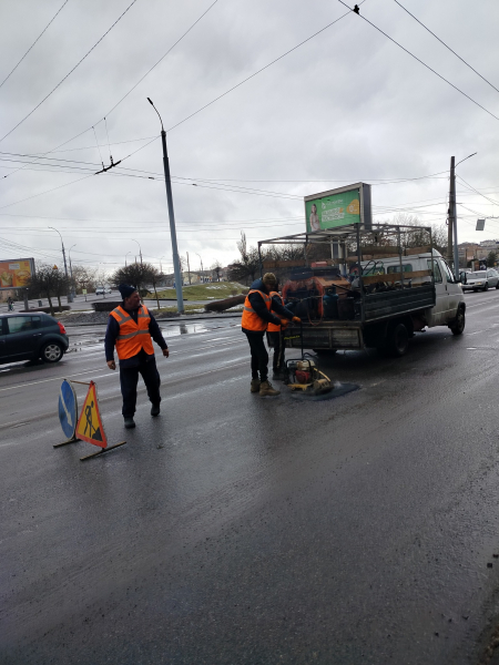 Асфальт на дорогах зійшов разом зі снігом: у Вінниці &laquo;латають&raquo; ями