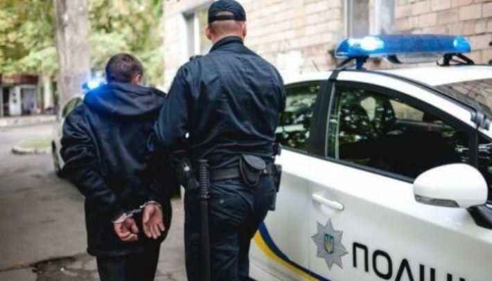 Двое держали, третий бил: в Запорожье вынесли приговор полицейским за издевательства над человеком