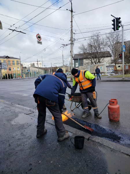 Асфальт на дорогах зійшов разом зі снігом: у Вінниці &laquo;латають&raquo; ями