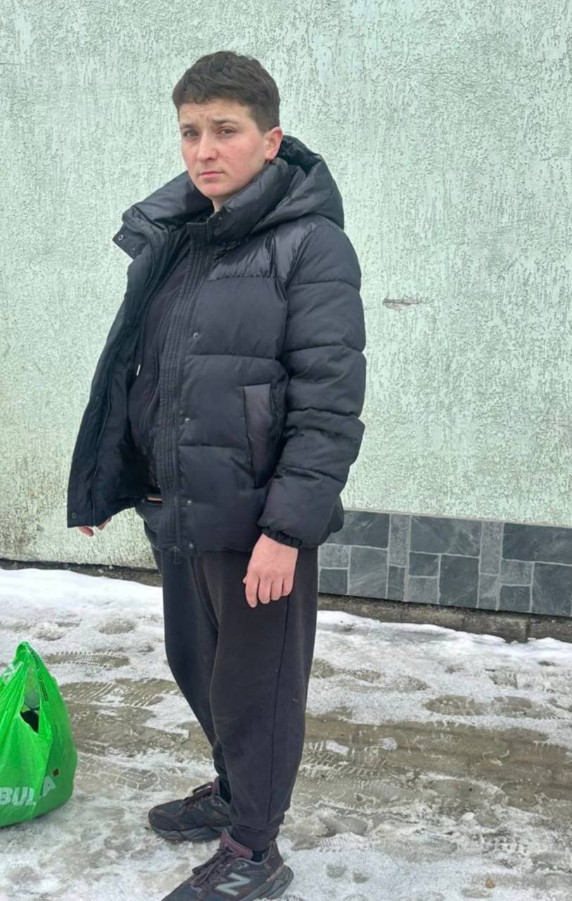 По версии следствия, 33-летнюю женщину завербовали через Telegram, пообещав закрыть кредит и выплатить вознаграждение. Взрывчатку она изготавливала под дистанционным контролем куратора.