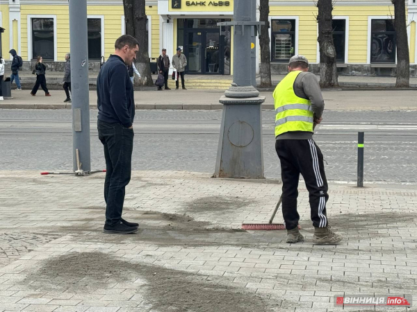 У центрі Вінниці після ремонту перекладають тротуарну плитку