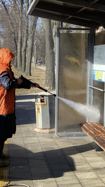 Після зими у Вінниці миють зупинки та прибирають вулиці