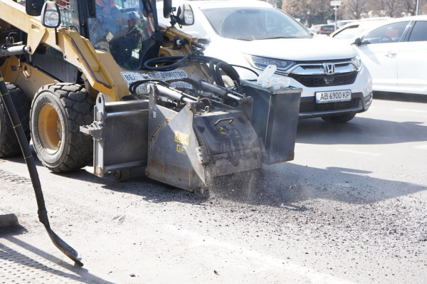 На вулиці Вінниці вивели спецтехніку для ремонту доріг