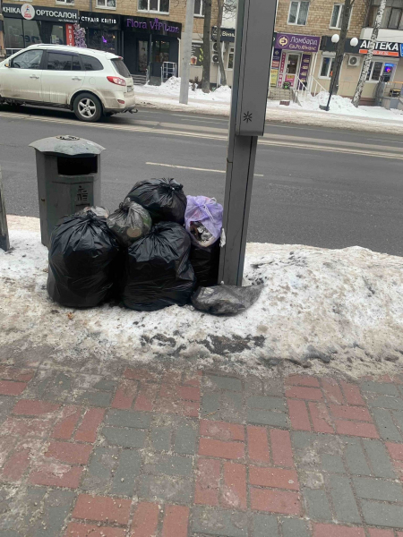 У Вінниці громадяни складали пакети зі сміттям біля зупинок