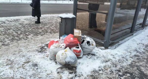 У Вінниці громадяни складали пакети зі сміттям біля зупинок