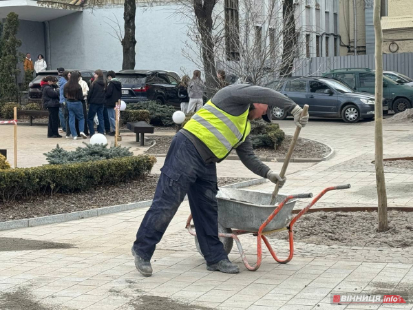 У центрі Вінниці після ремонту перекладають тротуарну плитку