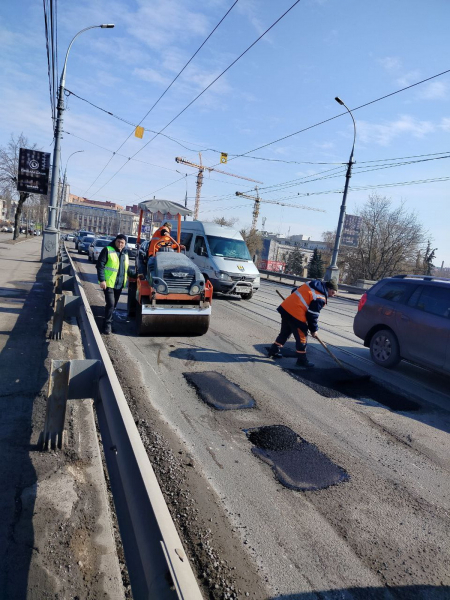 На центральному мосту й семи вулицях Вінниці проводять ямкові ремонти
