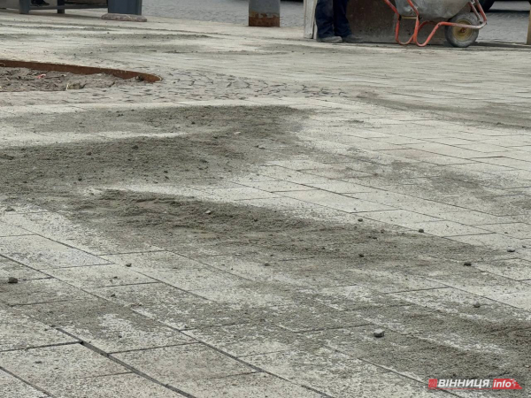 У центрі Вінниці після ремонту перекладають тротуарну плитку