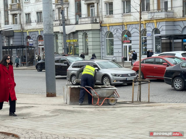 У центрі Вінниці після ремонту перекладають тротуарну плитку
