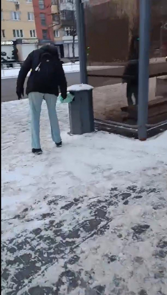 У Вінниці громадяни складали пакети зі сміттям біля зупинок