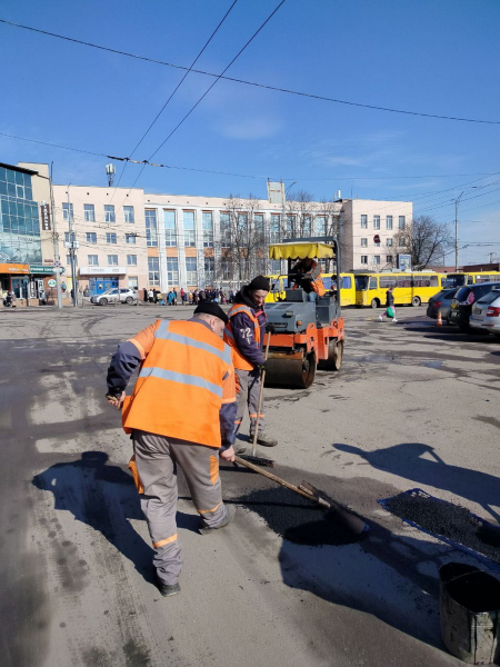 На центральному мосту й семи вулицях Вінниці проводять ямкові ремонти