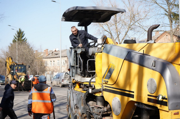На вулиці Вінниці вивели спецтехніку для ремонту доріг