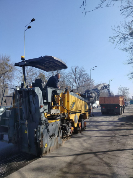 На вулиці Вінниці вивели спецтехніку для ремонту доріг