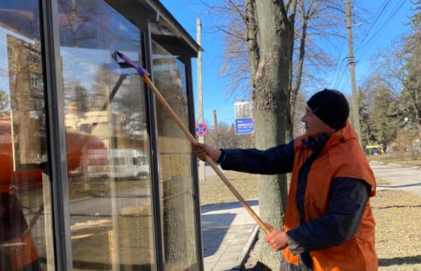 Після зими у Вінниці миють зупинки та прибирають вулиці