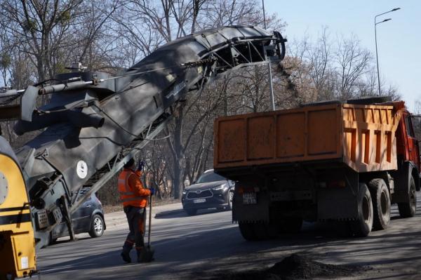 На вулиці Вінниці вивели спецтехніку для ремонту доріг