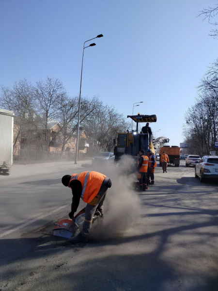 На вулиці Вінниці вивели спецтехніку для ремонту доріг
