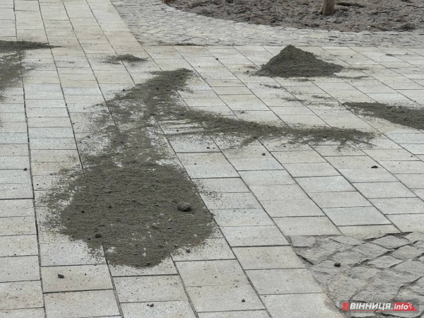 У центрі Вінниці після ремонту перекладають тротуарну плитку