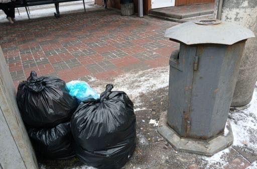 У Вінниці громадяни складали пакети зі сміттям біля зупинок