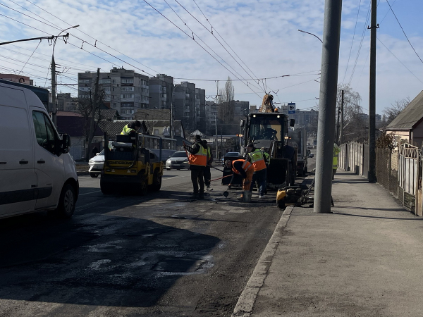 На центральному мосту й семи вулицях Вінниці проводять ямкові ремонти