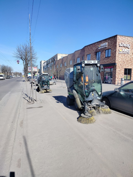 Після зими у Вінниці миють зупинки та прибирають вулиці