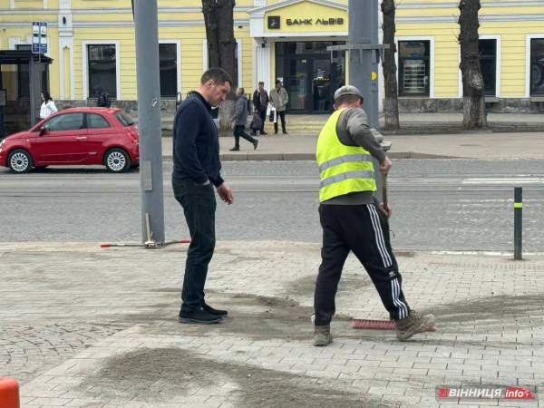 У центрі Вінниці після ремонту перекладають тротуарну плитку