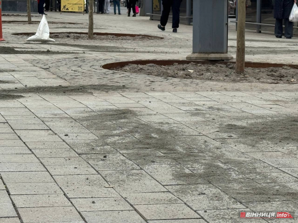 У центрі Вінниці після ремонту перекладають тротуарну плитку