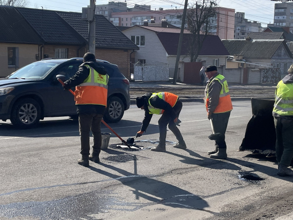 На центральному мосту й семи вулицях Вінниці проводять ямкові ремонти