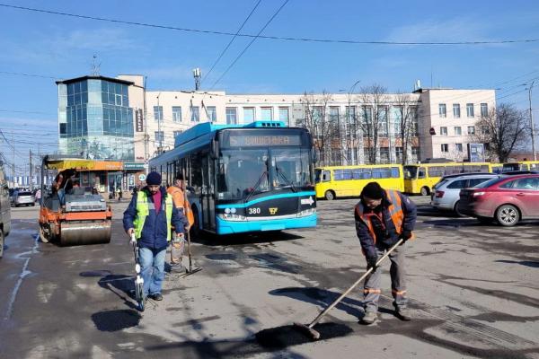На центральному мосту й семи вулицях Вінниці проводять ямкові ремонти