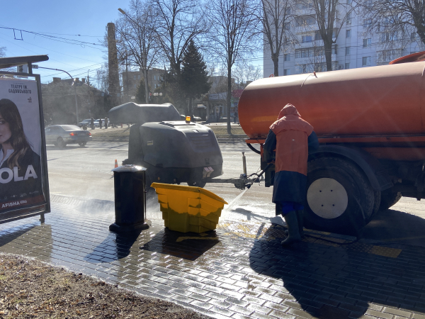 Після зими у Вінниці миють зупинки та прибирають вулиці
