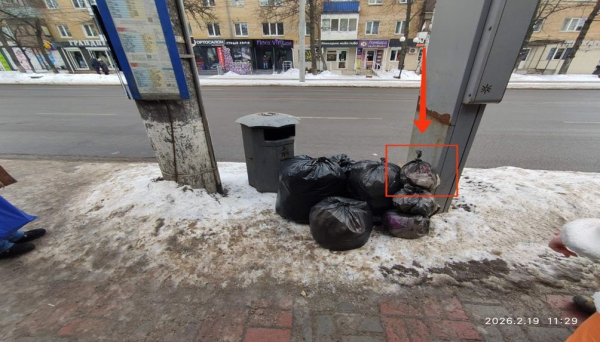 У Вінниці громадяни складали пакети зі сміттям біля зупинок