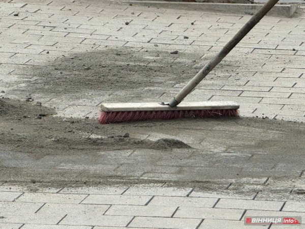 У центрі Вінниці після ремонту перекладають тротуарну плитку
