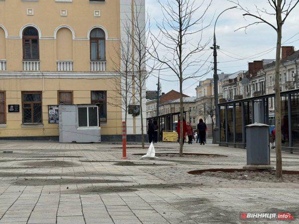 У центрі Вінниці після ремонту перекладають тротуарну плитку