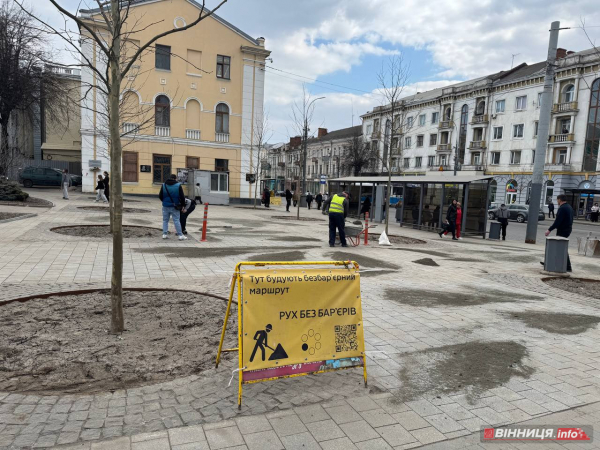 У центрі Вінниці після ремонту перекладають тротуарну плитку